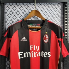 milan-adidas-retro-2010-2011-home-titular-1-casa-vermelho-vermelha-preto-preta-liga-dos-campeoes-champions-league-patrocinios-patrocinadores-patches-patch-torcedor-torcedores-futebol-masculino-masculina-frete-gratis-envio-campeonato-internacional-europa-e