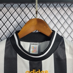 newcastle-adidas-retro-1995-1997-home-titular-1-casa-preto-preta-branco-branca-liga-dos-campeoes-champions-league-patrocinios-patrocinadores-patches-patch-torcedor-torcedores-futebol-masculino-masculina-frete-gratis-envio-campeonato-internacional-europa-e