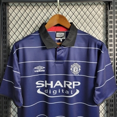 manchester-city-umbro-retro-1999-2000-away-reserva-2-fora-azul-escuro-liga-dos-campeoes-champions-league-patrocinios-patrocinadores-patches-patch-torcedor-torcedores-futebol-masculino-masculina-frete-gratis-envio-campeonato-internacional-europa-europeu-eu