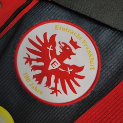 eintracht-frankfurt-puma-retro-1998-2000-home-1-casa-titular-vermelho-vermelha-preto-preta-liga-dos-campeoes-champions-league-patrocinios-patrocinadores-patches-patch-torcedor-torcedores-futebol-masculino-masculina-frete-gratis-envio-campeonato-internacio