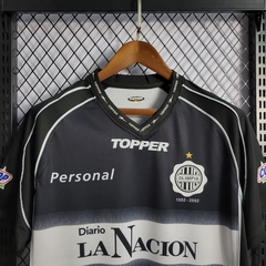 club-olimpia-topper-retro-2002-away-reserva-2-fora-preto-preta-branco-branca-patrocinios-patrocinadores-patches-patch-torcedor-torcedores-futebol-masculino-masculina-frete-gratis-envio-campeonato-internacional-europa-europeu-europeus-tecnologia-elastano-p