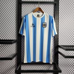 argentina-le-coq-sportif-retro-1986-home-titular-1-casa-azul-branco-branca-copa-do-mundo-patrocinios-patrocinadores-patches-patch-torcedor-torcedores-futebol-masculino-masculina-frete-gratis-envio-campeonato-internacional-selecao-selecoes-tecnologia-elast