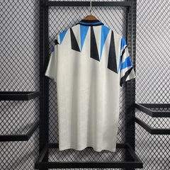 inter-de-milao-umbro-retro-1992-1993-away-reserva-2-fora-branco-branca-azul-liga-dos-campeoes-champions-league-patrocinios-patrocinadores-patches-patch-torcedor-torcedores-futebol-masculino-masculina-frete-gratis-envio-campeonato-internacional-europa-euro