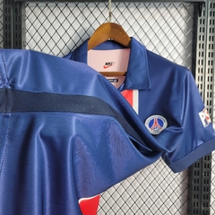 paris-saint-germain-psg-nike-retro-1998-ho9me-titular-1-casa-vermelho-azul-liga-dos-campeoes-champions-league-patrocinios-patrocinadores-patches-patch-torcedor-torcedores-futebol-masculino-masculina-frete-gratis-envio-campeonato-internacional-europa-europ