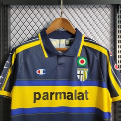 parma-champion-retro-1999-2000-away-reserva-2-fora-amarelo-amarela-azul-escuro-liga-dos-campeoes-champions-league-patrocinios-patrocinadores-patches-patch-torcedor-torcedores-futebol-masculino-masculina-frete-gratis-envio-campeonato-internacional-europa-e