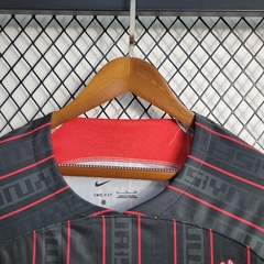 liverpool-lebron-james-nike-2023-2024-edicao-especial-vermelho-vermelha-escuro-vinho-patrocinios-patrocinadores-patches-patch-torcedor-torcedores-futebol-masculino-masculina-oficiais-oficial-originais-original-produtos-produto-licenciado-licenciados-licen