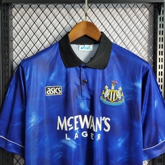 newcastle-asics-retro-1993-1995-away-reserva-2-fora-azul-liga-dos-campeoes-champions-league-patrocinios-patrocinadores-patches-patch-torcedor-torcedores-futebol-masculino-masculina-frete-gratis-envio-campeonato-internacional-europa-europeu-europeus-tecnol