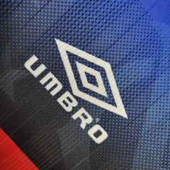 flamengo-umbro-retro-1995-third-terceiro-terceira-3-preto-preta-vermelho-vermelha-azul-patrocinios-patrocinadores-patches-patch-torcedor-torcedores-futebol-masculino-masculina-regata-campeonato-uniformes-uniforme-personalizacao-personalizada-autenticas-au