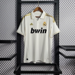 real-madrid-adidas-retro-2011-2012-home-titular-1-casa-branco-branca-dourada-liga-dos-campeoes-champions-league-patrocinios-patrocinadores-patches-patch-torcedor-torcedores-futebol-masculino-masculina-frete-gratis-envio-campeonato-internacional-europa-eur