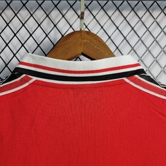 manchester-united-umbro-retro-1998-1999-home-titular-1-casa-vinho-vermelho-vermelha-escuro-liga-dos-campeoes-champions-league-patrocinios-patrocinadores-patches-patch-torcedor-torcedores-futebol-masculino-masculina-frete-gratis-envio-campeonato-internacio