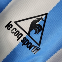 argentina-le-coq-sportif-retro-1986-home-titular-1-casa-azul-branco-branca-copa-do-mundo-patrocinios-patrocinadores-patches-patch-torcedor-torcedores-futebol-masculino-masculina-frete-gratis-envio-campeonato-internacional-selecao-selecoes-tecnologia-elast