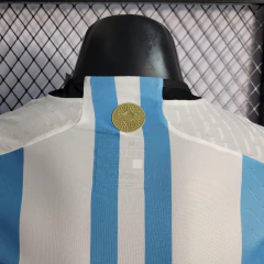 argentina-adidas-2023-2024-home-titular-1-casa-azul-branco-branca-patrocinios-patrocinadores-patches-patch-jogadores-jogador-futebol-masculino-masculina-oficiais-oficial-originais-original-produtos-produto-licenciado-licenciada-campeonato-internacional-in