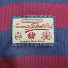 newcastle-adidas-retro-1995-1996-away-vermelho-vinho-azul-escuro-liga-dos-campeoes-champions-league-patrocinios-patrocinadores-patches-patch-torcedor-torcedores-futebol-masculino-masculina-frete-gratis-envio-campeonato-internacional-europa-europeu-europeu