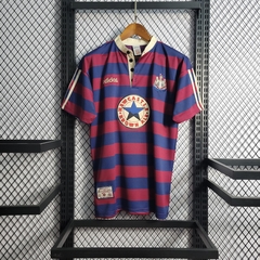 newcastle-adidas-retro-1995-1996-away-vermelho-vinho-azul-escuro-liga-dos-campeoes-champions-league-patrocinios-patrocinadores-patches-patch-torcedor-torcedores-futebol-masculino-masculina-frete-gratis-envio-campeonato-internacional-europa-europeu-europeu