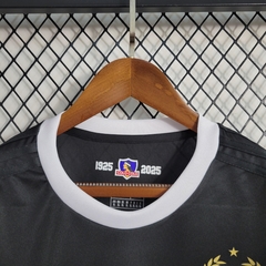 colo-colo-adidas-2023-2024-memorial-edicao-especial-preto-preta-patrocinios-patrocinadores-patches-patch-torcedor-torcedores-futebol-masculino-masculina-oficiais-oficial-originais-original-produtos-produto-licenciado-licenciados-licenciada-licenciadas-cam