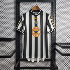 newcastle-adidas-retro-1995-1997-home-titular-1-casa-preto-preta-branco-branca-liga-dos-campeoes-champions-league-patrocinios-patrocinadores-patches-patch-torcedor-torcedores-futebol-masculino-masculina-frete-gratis-envio-campeonato-internacional-europa-e