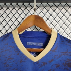 manchester-city-puma-2023-2024-edicao-especial-ano-novo-chines-azul-escuro-patrocinios-patrocinadores-patches-patch-torcedor-torcedores-futebol-masculino-masculina-oficiais-oficial-originais-original-produtos-produto-licenciado-licenciados-licenciada-lice