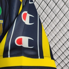 parma-champion-retro-1999-2000-away-reserva-2-fora-amarelo-amarela-azul-escuro-liga-dos-campeoes-champions-league-patrocinios-patrocinadores-patches-patch-torcedor-torcedores-futebol-masculino-masculina-frete-gratis-envio-campeonato-internacional-europa-e