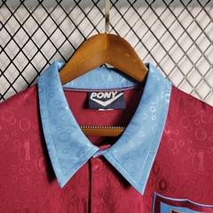 west-ham-pony-retro-1997-1995-home-titular-1-casa-vermelho-vermelha-azul-escuro-vinho-liga-dos-campeoes-champions-league-patrocinios-patrocinadores-patches-patch-torcedor-torcedores-futebol-masculino-masculina-frete-gratis-envio-campeonato-internacional-e