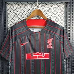 liverpool-lebron-james-nike-2023-2024-edicao-especial-vermelho-vermelha-escuro-vinho-patrocinios-patrocinadores-patches-patch-torcedor-torcedores-futebol-masculino-masculina-oficiais-oficial-originais-original-produtos-produto-licenciado-licenciados-licen