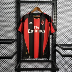 milan-adidas-retro-2010-2011-home-titular-1-casa-vermelho-vermelha-preto-preta-liga-dos-campeoes-champions-league-patrocinios-patrocinadores-patches-patch-torcedor-torcedores-futebol-masculino-masculina-frete-gratis-envio-campeonato-internacional-europa-e