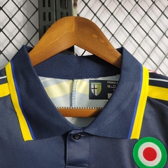 parma-champion-retro-1999-2000-away-reserva-2-fora-amarelo-amarela-azul-escuro-liga-dos-campeoes-champions-league-patrocinios-patrocinadores-patches-patch-torcedor-torcedores-futebol-masculino-masculina-frete-gratis-envio-campeonato-internacional-europa-e