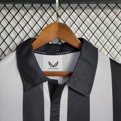 newcastle-castore-2023-2024-edicao-especial-aniversario-130-anos-preto-preta-branco-branca-patrocinios-patrocinadores-patches-patch-torcedor-torcedores-futebol-masculino-masculina-oficiais-oficial-originais-original-produtos-produto-licenciado-licenciados