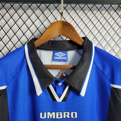 manchester-united-umbro-retro-1996-1997-away-reserva-2-fora-azul-liga-dos-campeoes-champions-league-patrocinios-patrocinadores-patches-patch-torcedor-torcedores-futebol-masculino-masculina-frete-gratis-envio-campeonato-internacional-europa-europeu-europeu