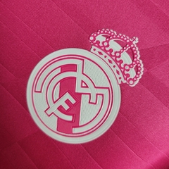 real-madrid-adidas-retro-2014-2015-away-reserva-2-fora-rosa-liga-dos-campeoes-champions-league-patrocinios-patrocinadores-patches-patch-torcedor-torcedores-futebol-masculino-masculina-frete-gratis-envio-campeonato-internacional-europa-europeu-europeus-tec