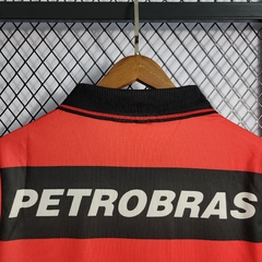 flamengo-umbro-retro-1999-home-titular-1-casa-vermelho-vermelha-preto-preta-patrocinios-patrocinadores-patches-patch-torcedor-torcedores-futebol-masculino-masculina-regata-campeonato-uniformes-uniforme-personalizacao-personalizada-autenticas-autentica-reg