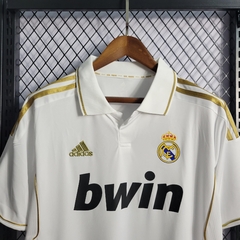 real-madrid-adidas-retro-2011-2012-home-titular-1-casa-branco-branca-dourada-liga-dos-campeoes-champions-league-patrocinios-patrocinadores-patches-patch-torcedor-torcedores-futebol-masculino-masculina-frete-gratis-envio-campeonato-internacional-europa-eur