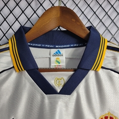 real-madrid-adidas-retro-1998-home-titular-1-casa-branco-branca-liga-dos-campeoes-champions-league-patrocinios-patrocinadores-patches-patch-torcedor-torcedores-futebol-masculino-masculina-frete-gratis-envio-campeonato-internacional-europa-europeu-europeus