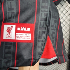 liverpool-lebron-james-nike-2023-2024-edicao-especial-vermelho-vermelha-escuro-vinho-patrocinios-patrocinadores-patches-patch-torcedor-torcedores-futebol-masculino-masculina-oficiais-oficial-originais-original-produtos-produto-licenciado-licenciados-licen