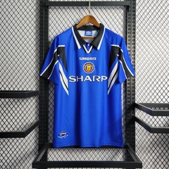 manchester-united-umbro-retro-1996-1997-away-reserva-2-fora-azul-liga-dos-campeoes-champions-league-patrocinios-patrocinadores-patches-patch-torcedor-torcedores-futebol-masculino-masculina-frete-gratis-envio-campeonato-internacional-europa-europeu-europeu