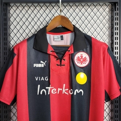 eintracht-frankfurt-puma-retro-1998-2000-home-1-casa-titular-vermelho-vermelha-preto-preta-liga-dos-campeoes-champions-league-patrocinios-patrocinadores-patches-patch-torcedor-torcedores-futebol-masculino-masculina-frete-gratis-envio-campeonato-internacio