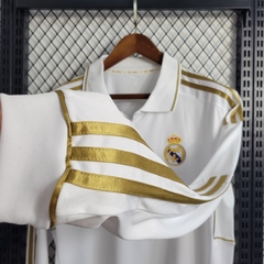real-madrid-adidas-retro-2011-2012-manga-longa-cumprida-home-titular-1-casa-dourada-dourado-branco-branca-liga-dos-campeoes-champions-league-patrocinios-patrocinadores-patches-patch-torcedor-torcedores-futebol-masculino-masculina-frete-gratis-envio-campeo