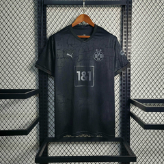 borussia-dortmund-puma-2023-2024-edicao-especial-preto-preta-black-blackout-patrocinios-patrocinadores-patches-patch-torcedor-torcedores-futebol-masculino-masculina-regata-campeonato-uniformes-uniforme-personalizacao-personalizada-autenticas-autentica-reg