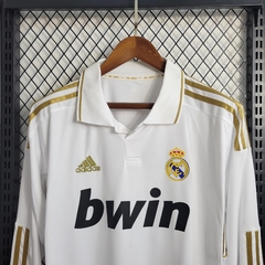 real-madrid-adidas-retro-2011-2012-manga-longa-cumprida-home-titular-1-casa-dourada-dourado-branco-branca-liga-dos-campeoes-champions-league-patrocinios-patrocinadores-patches-patch-torcedor-torcedores-futebol-masculino-masculina-frete-gratis-envio-campeo