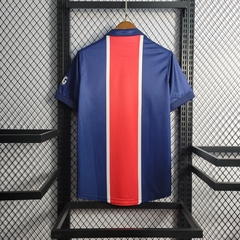 paris-saint-germain-psg-nike-retro-1998-ho9me-titular-1-casa-vermelho-azul-liga-dos-campeoes-champions-league-patrocinios-patrocinadores-patches-patch-torcedor-torcedores-futebol-masculino-masculina-frete-gratis-envio-campeonato-internacional-europa-europ