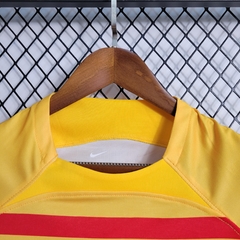 barcelona-barcelona-nike-2023-2024-fourth-quarto-quarta-4-amarelo-amarela-vermelho-vermelha-patrocinios-patrocinadores-patches-patch-torcedor-torcedores-futebol-masculino-masculina-regata-campeonato-uniformes-uniforme-personalizacao-personalizada-autentic
