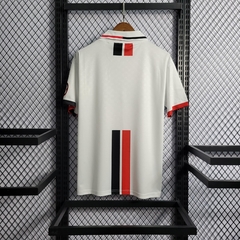 milan-lotto-retro-1995-1997-away-reserva-2-fora-branco-branca-vermelho-vermelha-preto-preta-liga-dos-campeoes-champions-league-patrocinios-patrocinadores-patches-patch-torcedor-torcedores-futebol-masculino-masculina-frete-gratis-envio-campeonato-internaci