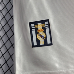 real-madrid-adidas-retro-1998-home-titular-1-casa-branco-branca-liga-dos-campeoes-champions-league-patrocinios-patrocinadores-patches-patch-torcedor-torcedores-futebol-masculino-masculina-frete-gratis-envio-campeonato-internacional-europa-europeu-europeus