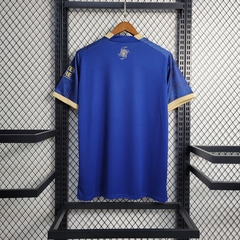 manchester-city-puma-2023-2024-edicao-especial-ano-novo-chines-azul-escuro-patrocinios-patrocinadores-patches-patch-torcedor-torcedores-futebol-masculino-masculina-oficiais-oficial-originais-original-produtos-produto-licenciado-licenciados-licenciada-lice