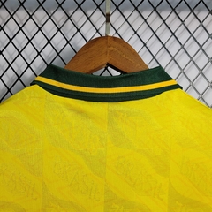 brasil-umbro-retro-1992-home-titular-1-casa-amarelo-amarela-verde-copa-do-mundo-patrocinios-patrocinadores-patches-patch-torcedor-torcedores-futebol-masculino-masculina-frete-gratis-envio-campeonato-internacional-selecao-selecoes-tecnologia-elastano-polie
