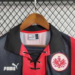 eintracht-frankfurt-puma-retro-1998-2000-home-1-casa-titular-vermelho-vermelha-preto-preta-liga-dos-campeoes-champions-league-patrocinios-patrocinadores-patches-patch-torcedor-torcedores-futebol-masculino-masculina-frete-gratis-envio-campeonato-internacio