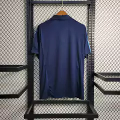 selecao-argentina-adidas-2023-gola-polo-azul-escuro-patrocinios-patrocinadores-patches-patch-torcedor-torcedores-futebol-masculino-masculina-oficiais-oficial-originais-original-produtos-copa-do-mundo-produto-licenciado-licenciados-licenciada-licenciadas-c
