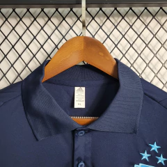 selecao-argentina-adidas-2023-gola-polo-azul-escuro-patrocinios-patrocinadores-patches-patch-torcedor-torcedores-futebol-masculino-masculina-oficiais-oficial-originais-original-produtos-copa-do-mundo-produto-licenciado-licenciados-licenciada-licenciadas-c