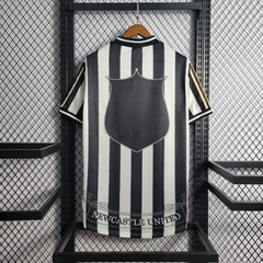 newcastle-adidas-retro-1995-1997-home-titular-1-casa-preto-preta-branco-branca-liga-dos-campeoes-champions-league-patrocinios-patrocinadores-patches-patch-torcedor-torcedores-futebol-masculino-masculina-frete-gratis-envio-campeonato-internacional-europa-e