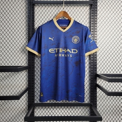 manchester-city-puma-2023-2024-edicao-especial-ano-novo-chines-azul-escuro-patrocinios-patrocinadores-patches-patch-torcedor-torcedores-futebol-masculino-masculina-oficiais-oficial-originais-original-produtos-produto-licenciado-licenciados-licenciada-lice