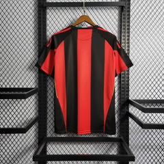 milan-adidas-retro-2010-2011-home-titular-1-casa-vermelho-vermelha-preto-preta-liga-dos-campeoes-champions-league-patrocinios-patrocinadores-patches-patch-torcedor-torcedores-futebol-masculino-masculina-frete-gratis-envio-campeonato-internacional-europa-e